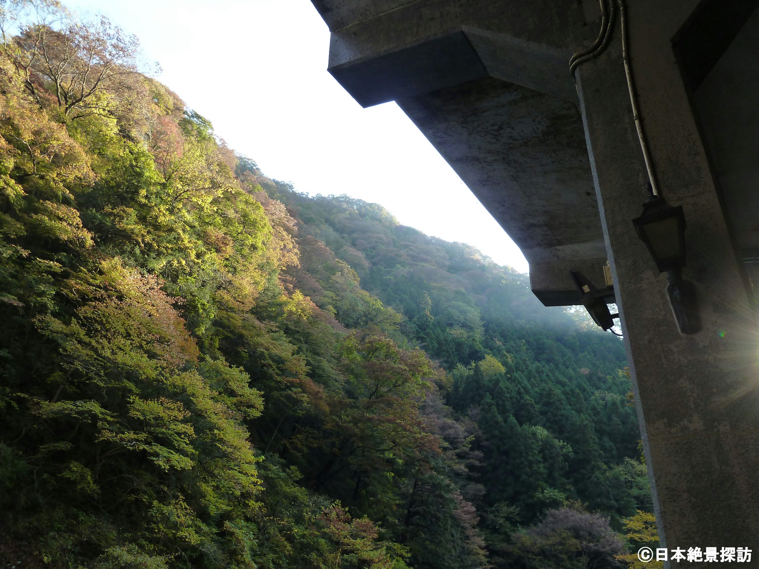 袋田の滝（茨城県大子町）・第一観瀑台に光差す