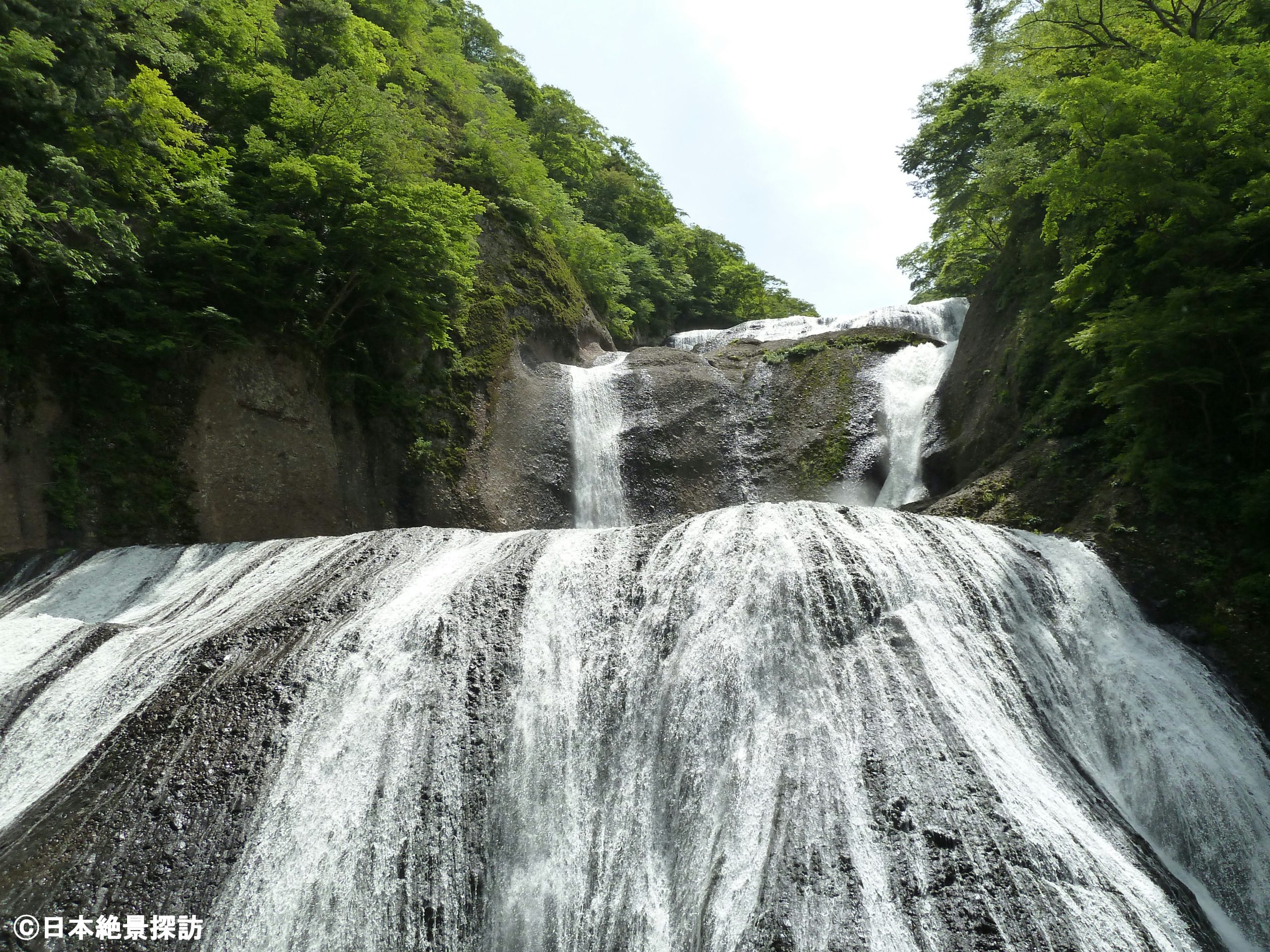 袋田の滝（茨城県大子町）・下から見上げる