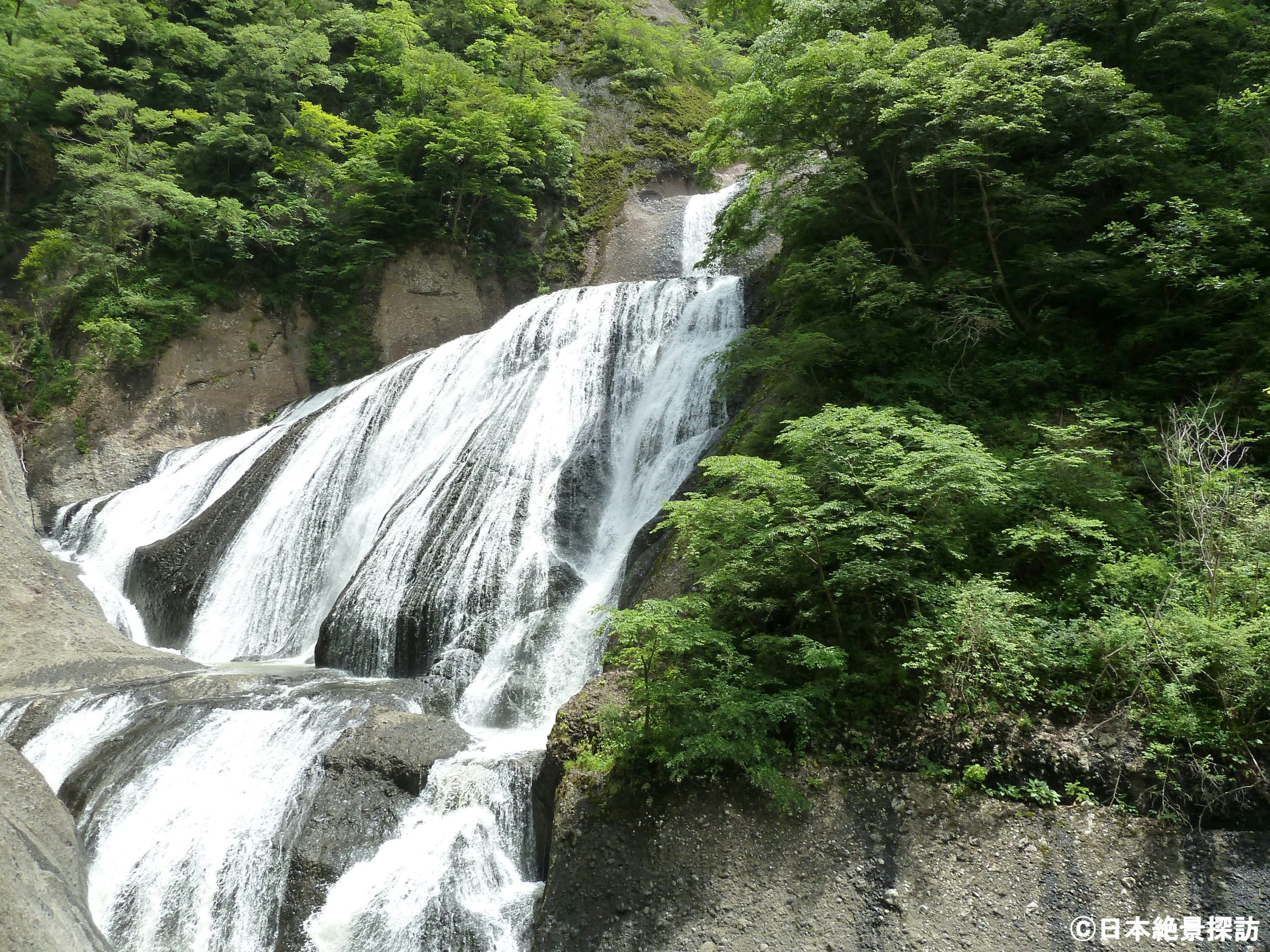 袋田の滝（茨城県大子町）を横から
