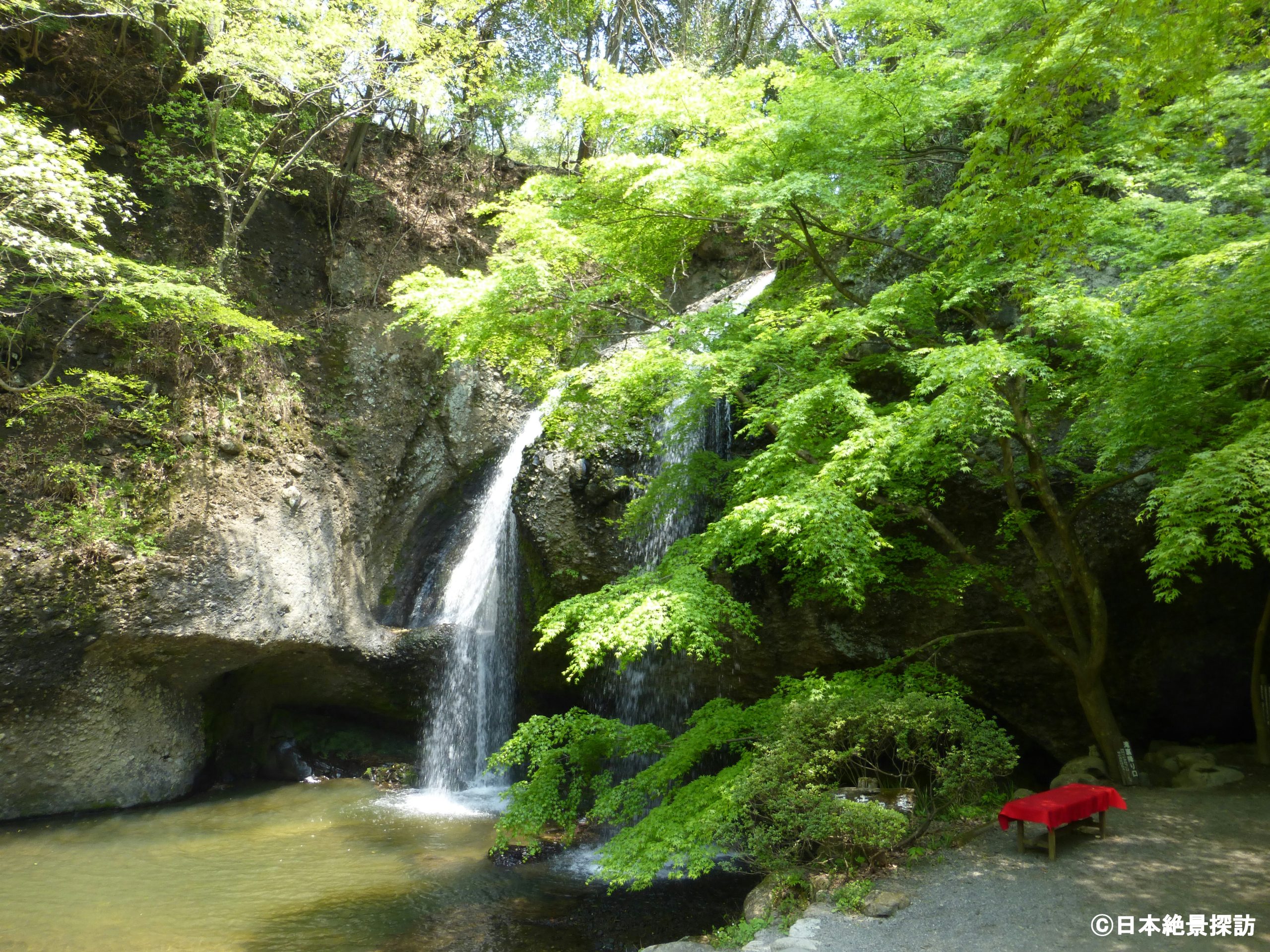 袋田の滝近くにある月待の滝（茨城県大子町）