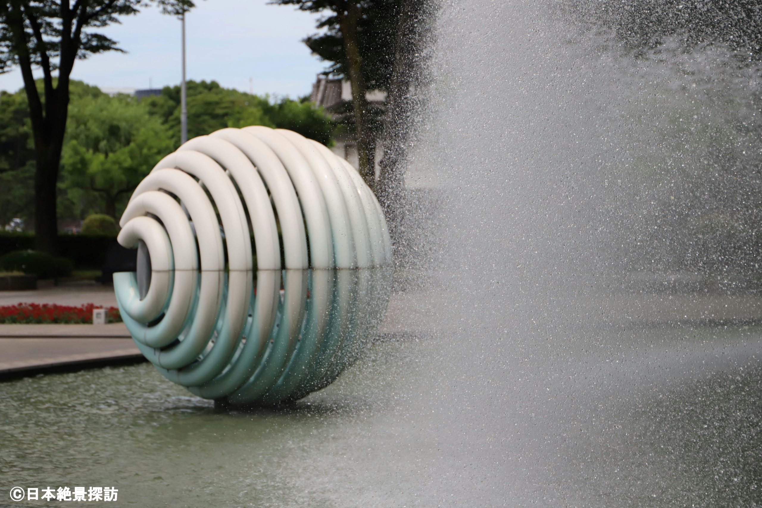 和田倉噴水公園（東京都千代田区）・球体噴水・背後から…