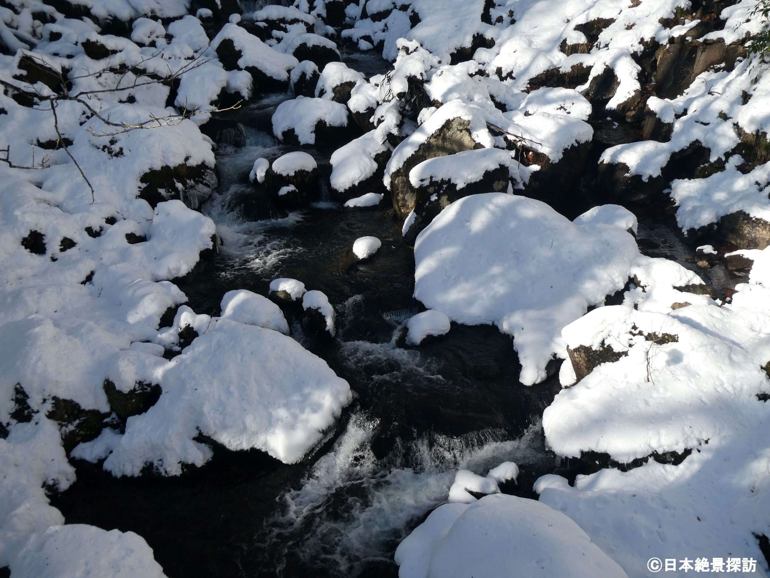 小野川不動滝（福島県北塩原村）・新雪と渓流