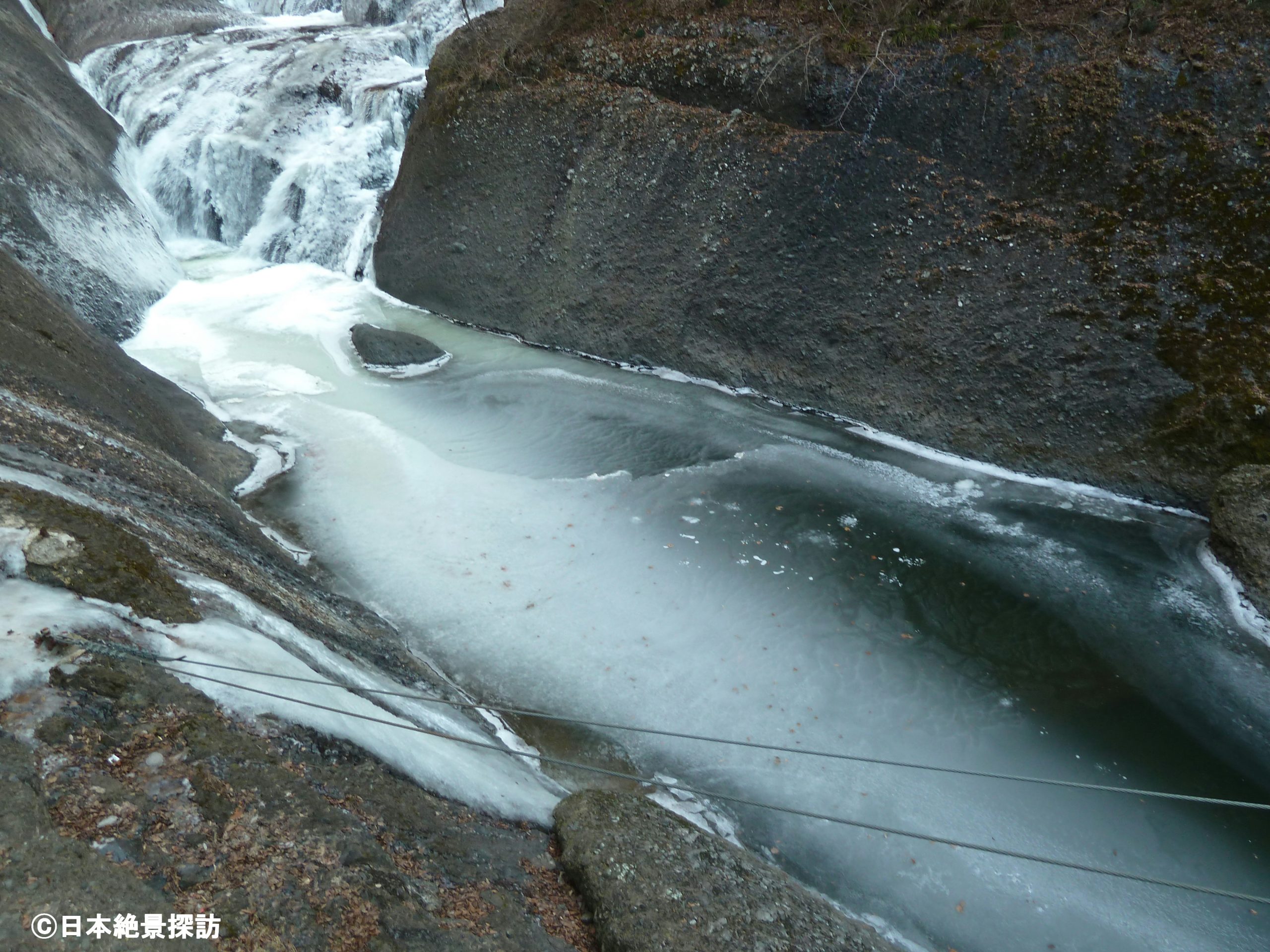 氷瀑の袋田の滝（茨城県大子町）・凍てつく滝川その2