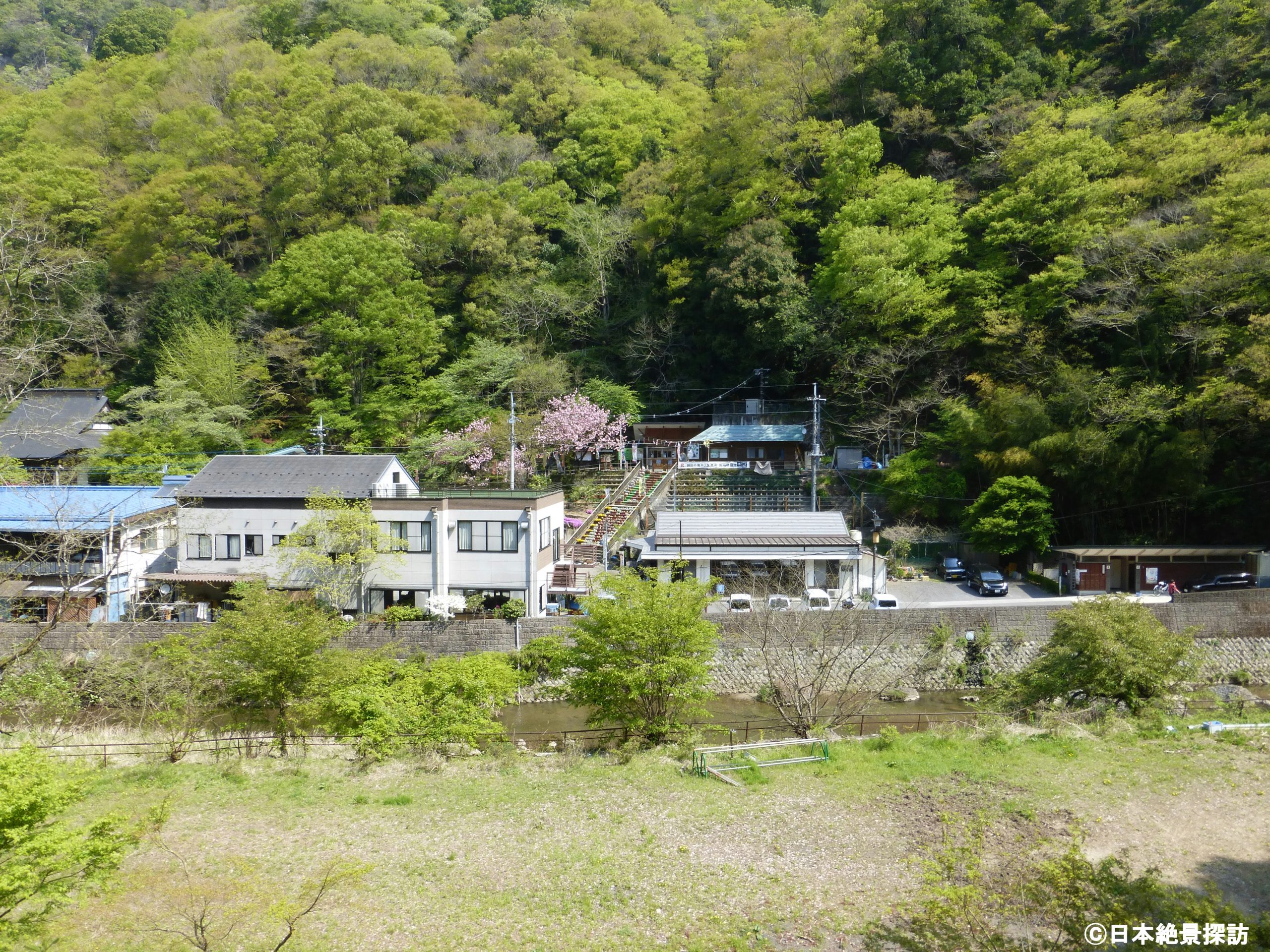 新緑の袋田の滝（茨城県大子町）・トンネル手前のおみやげ通り