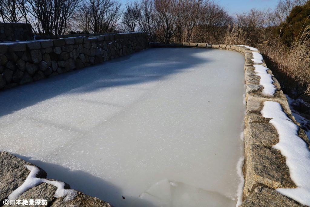 六甲枝垂れ（兵庫県神戸市灘区）・ガチガチに凍り付く氷棚