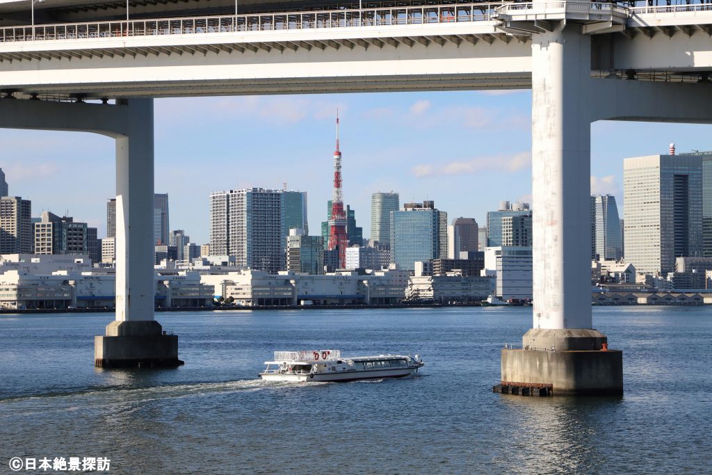 台場公園（東京都港区）・レインボーブリッジと東京タワーと水上バスと