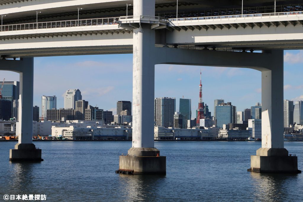 台場公園（東京都港区）・橋桁の隙間から…東京タワー・六本木ヒルズ