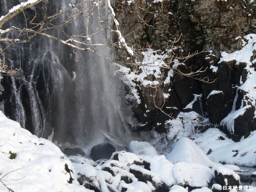 小野川不動滝（福島県北塩原村）・滝の周囲はわずかに凍り始めている