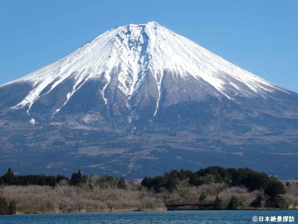 田貫湖（静岡県富士宮市）から見る富士山の「大沢崩れ」