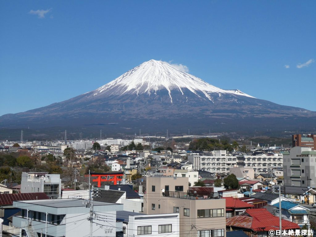 静岡県富士山世界遺産センター（静岡県富士宮市）・屋外テラスからは富士山と富士宮の市街地が見渡せる