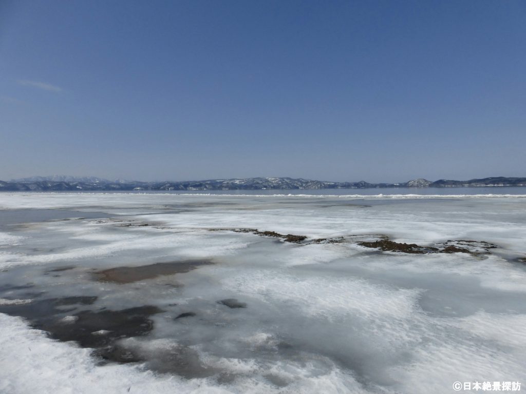 湖岸が凍り付く天神浜（福島県猪苗代町）