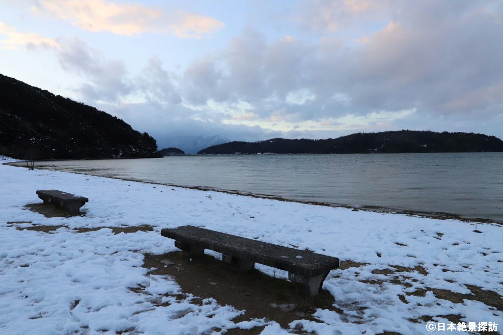 琵琶湖（滋賀県近江八幡市）の雪景色・夕暮れ