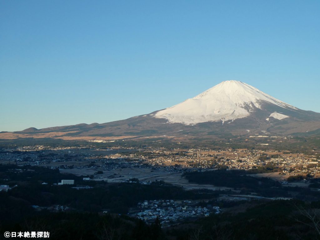 誓いの丘公園（静岡県小山町）・南面に広がる富士山の裾野とともに