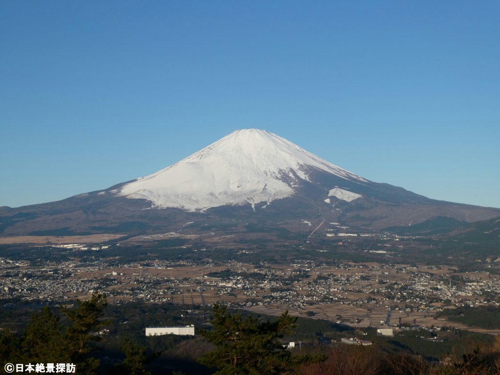 足柄峠（静岡県小山町）・真正面に富士山を捉える