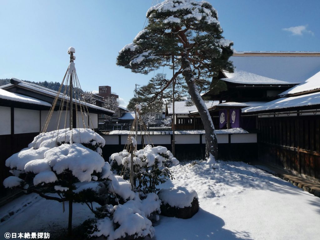 雪吊りと高山陣屋（岐阜県高山市）の冬景色