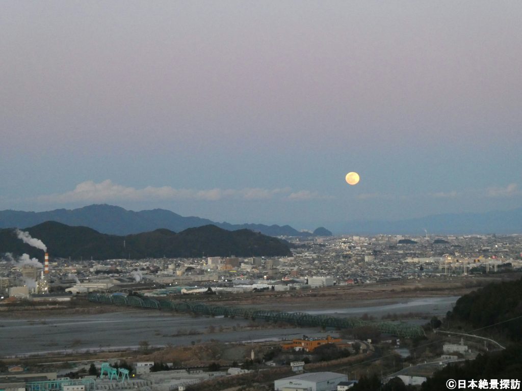 牧之原公園（静岡県島田市）・JR東海道本線の橋梁と月