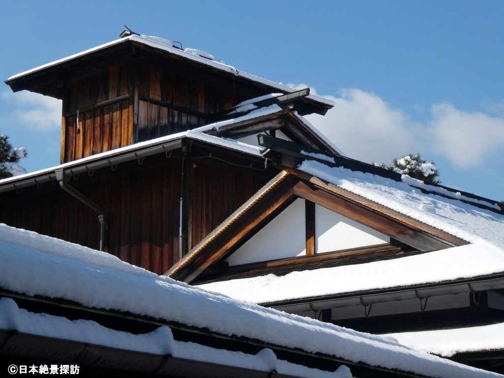 高山陣屋（岐阜県高山市）・役宅の屋根を眺める