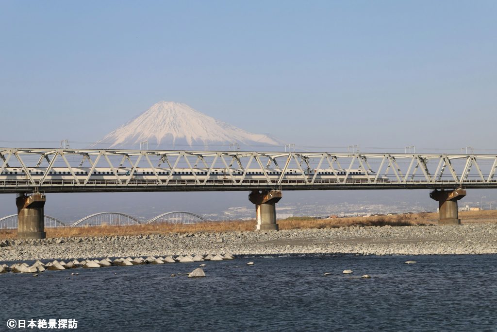 富士川橋梁（静岡県富士市）・駆け抜ける新幹線