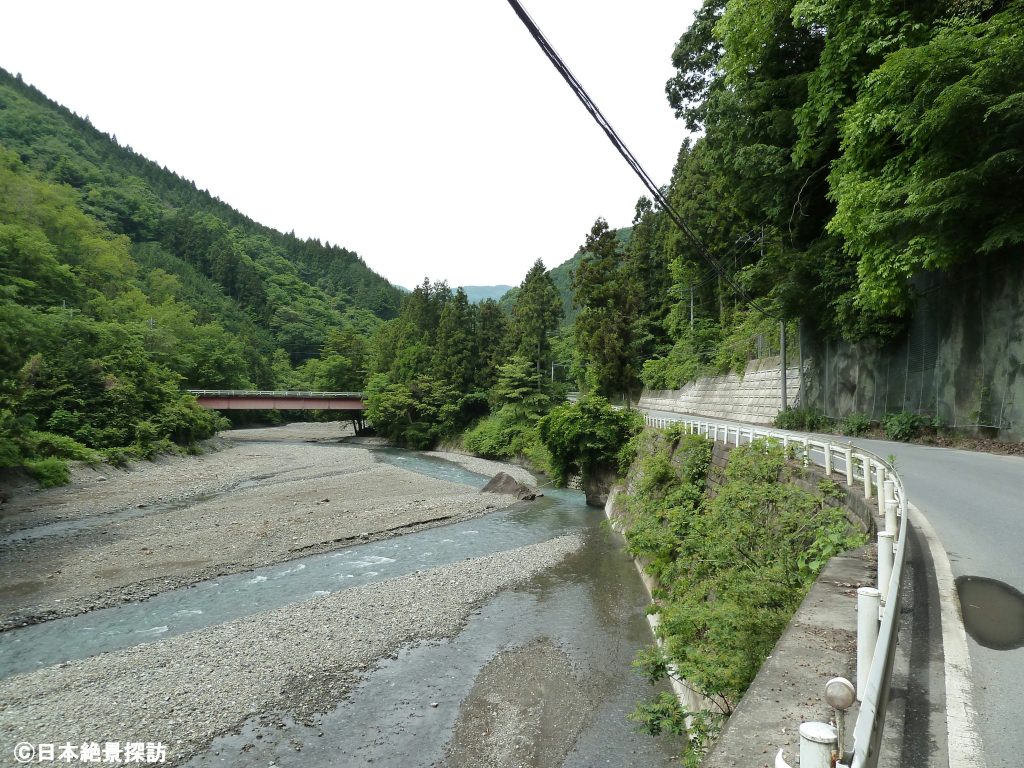 丸神の滝（埼玉県小鹿野町）・小森川沿いをゆく県道367号線