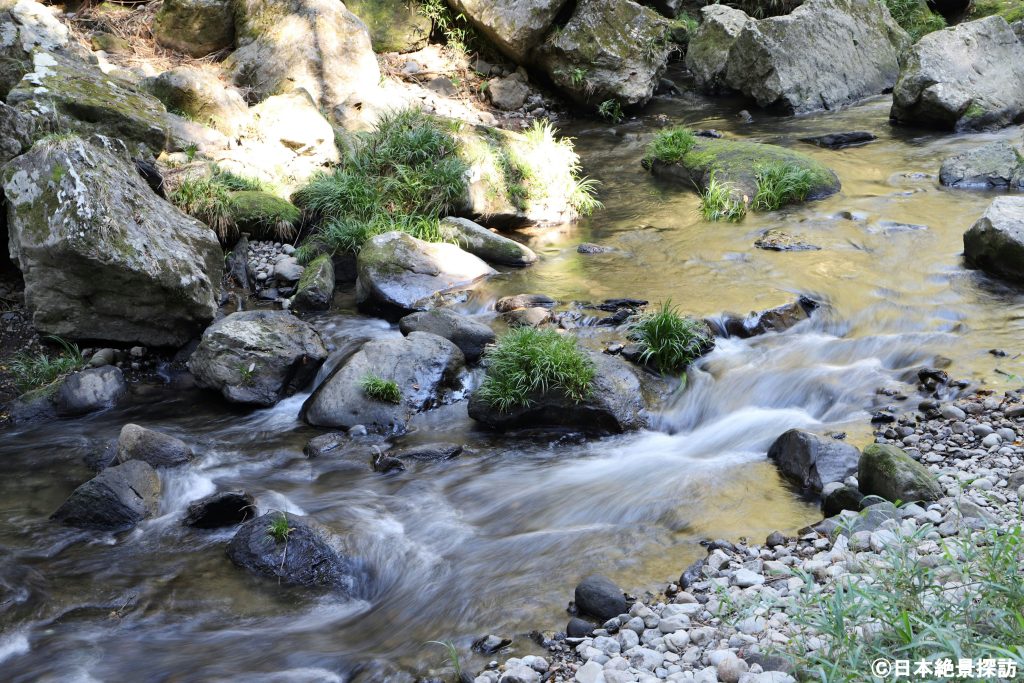 鍋ヶ滝（熊本県小国町）から流れる蓬莱川