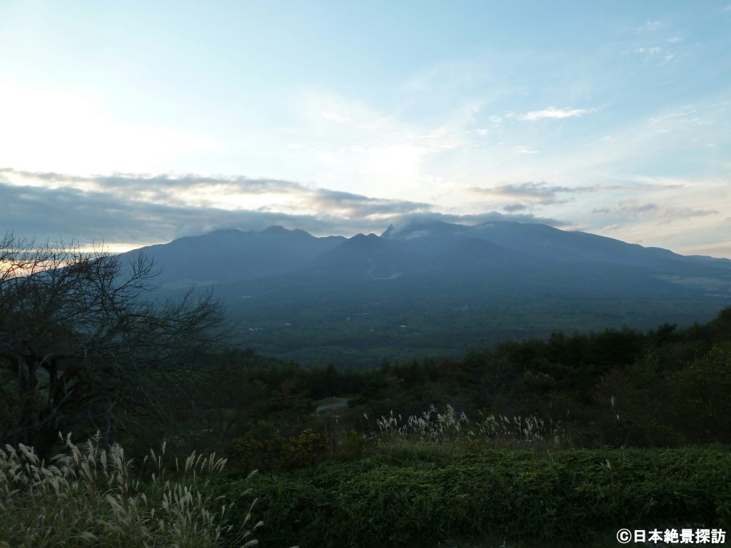 平沢峠（長野県南牧村）と獅子岩・秋の夕暮れ