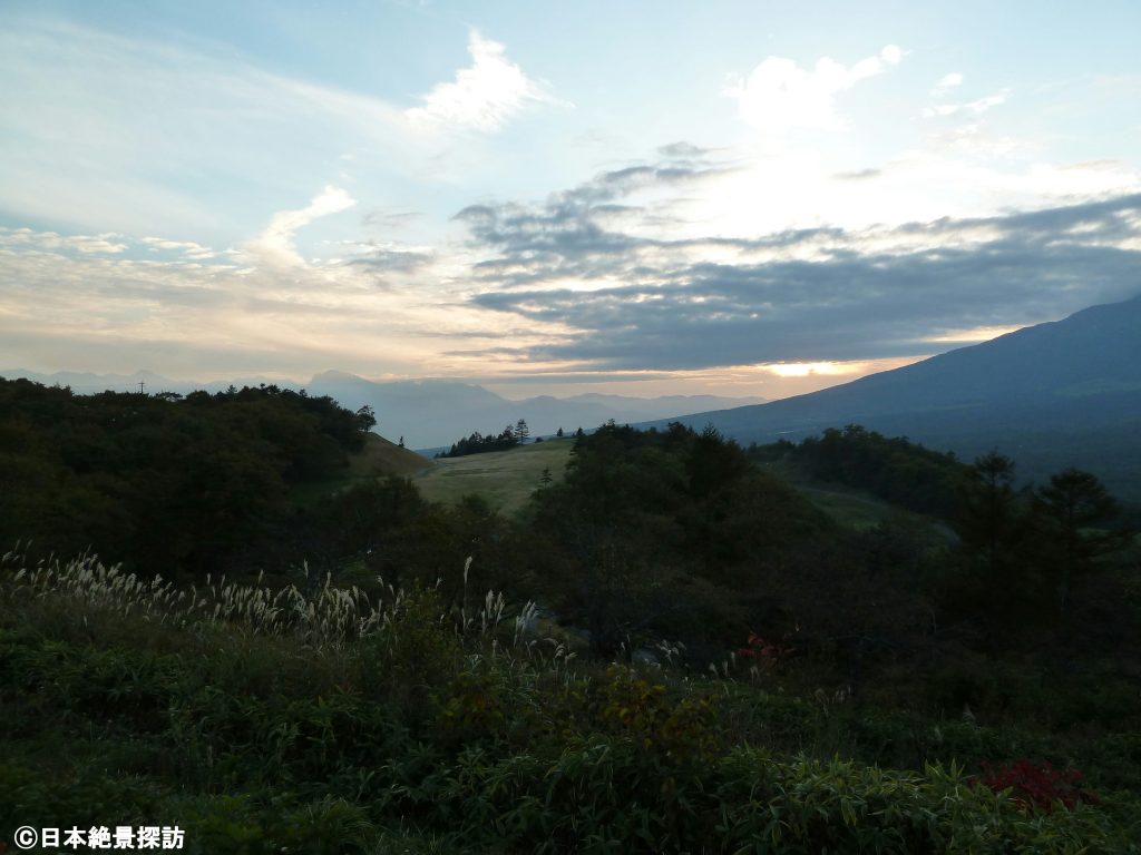 平沢峠（長野県南牧村）と獅子岩・日没直前