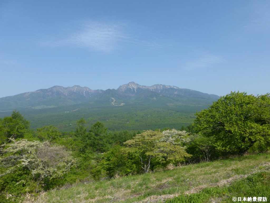 平沢峠（長野県南牧村）と獅子岩・新緑の八ヶ岳