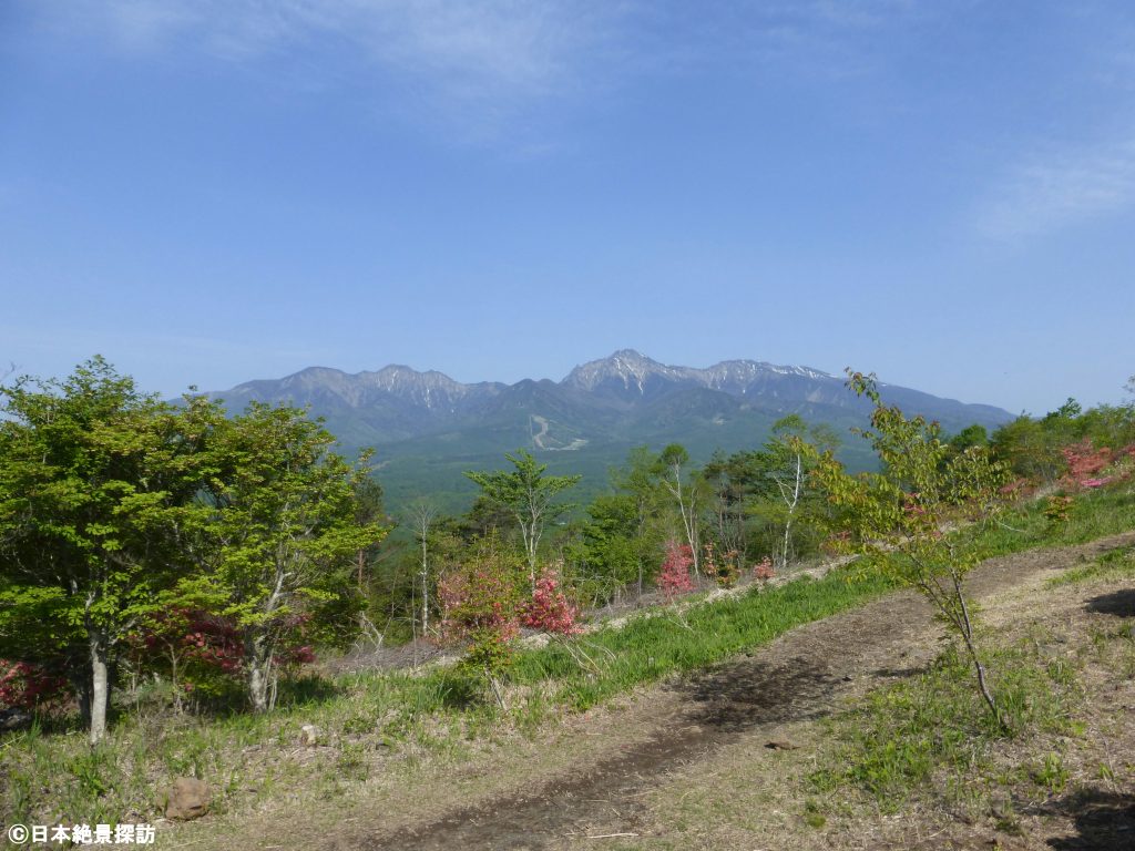 平沢峠（長野県南牧村）と獅子岩・ヤマツツジ咲く散策路