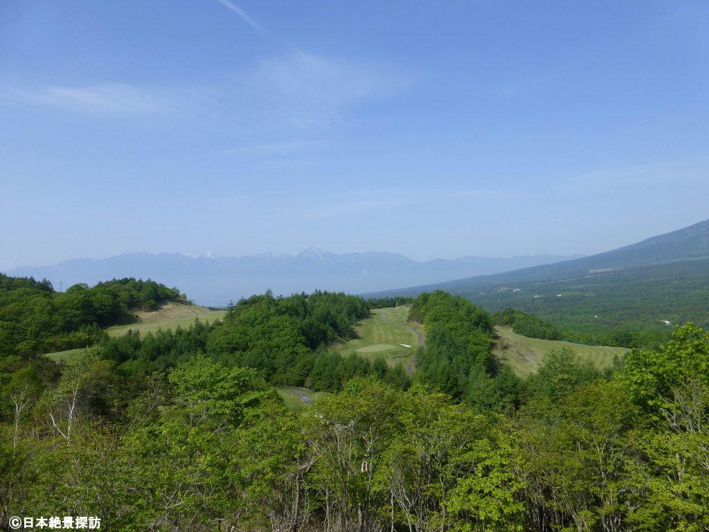 平沢峠（長野県南牧村）と獅子岩・遠くに見える南アルプスの山々