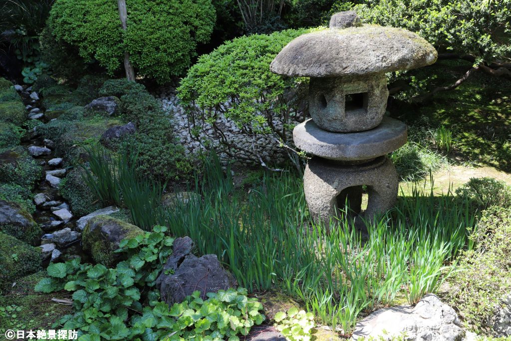 報国寺（神奈川県鎌倉市）・石庭にある石灯籠