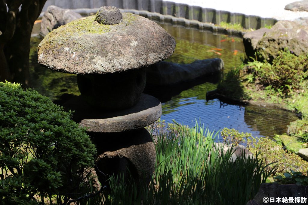 報国寺（神奈川県鎌倉市）・石灯籠と池