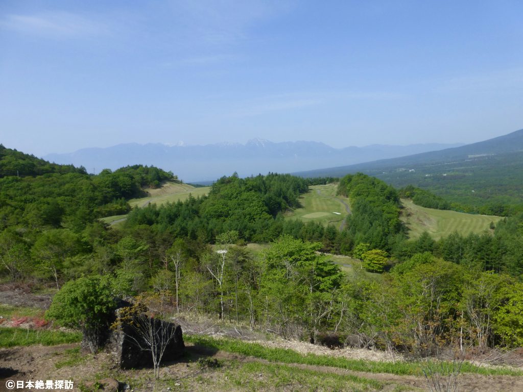 平沢峠（長野県南牧村）と獅子岩・眼下には清里アーリーバードゴルフクラブが映る