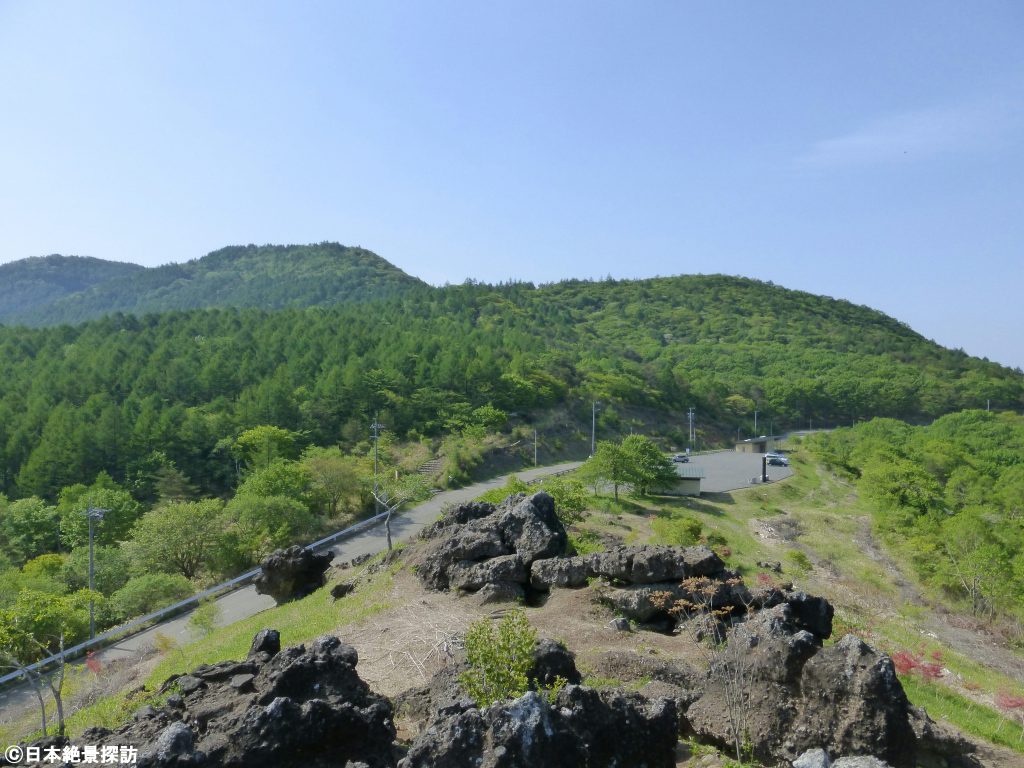 平沢峠（長野県南牧村）と獅子岩・駐車場と飯盛山