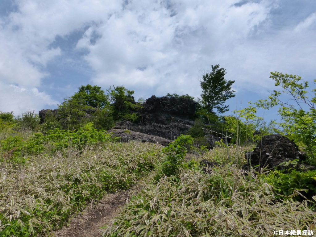 平沢峠（長野県南牧村）と獅子岩・笹っぱらの登り坂