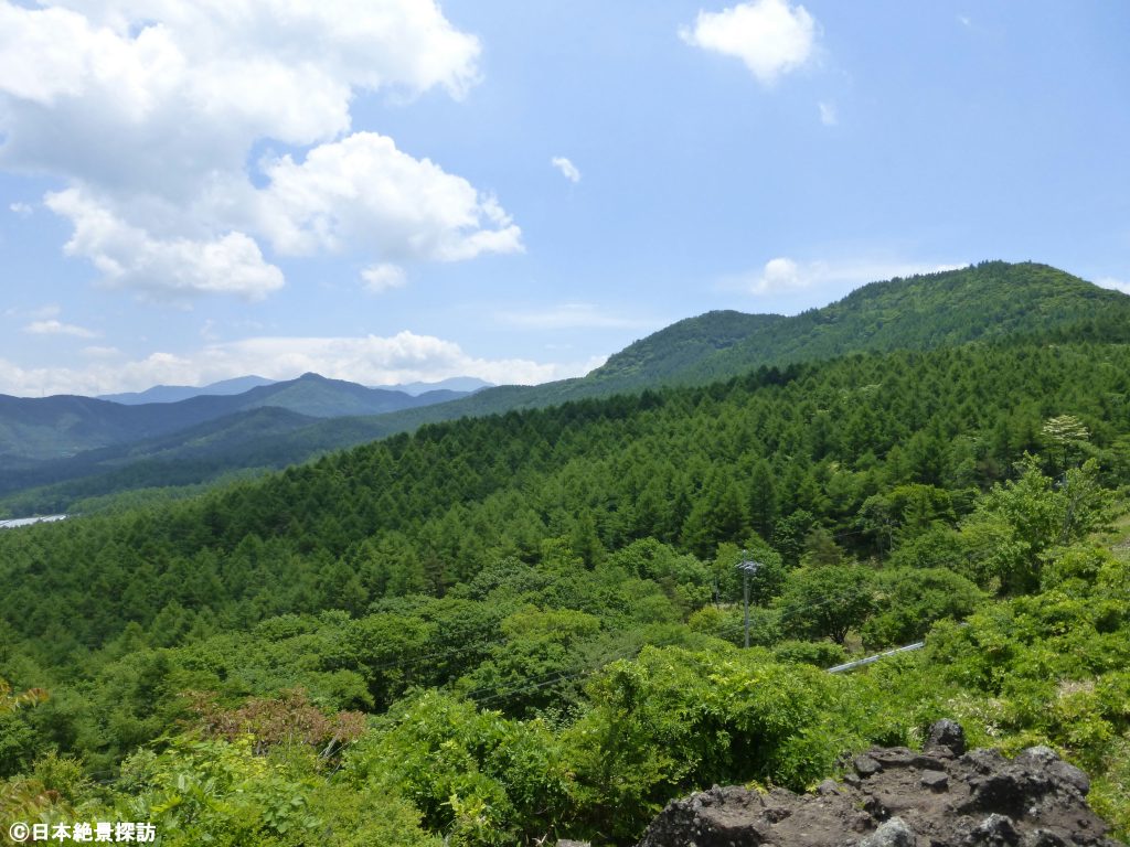 平沢峠（長野県南牧村）と獅子岩・飯盛山と奥秩父の山々