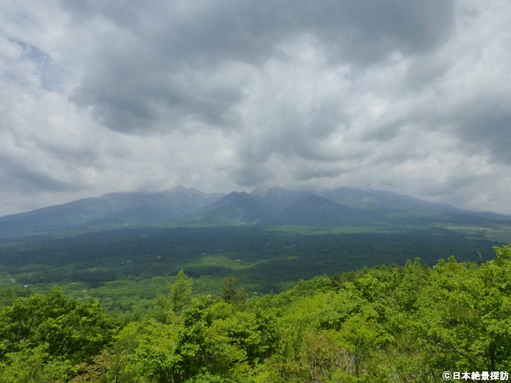 平沢峠（長野県南牧村）と獅子岩・八ヶ岳（曇り空）