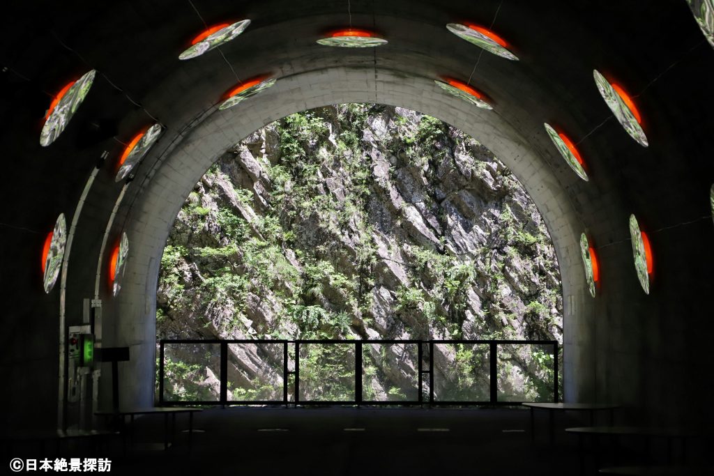 アートを感じる清津峡（新潟県十日町市）のトンネル