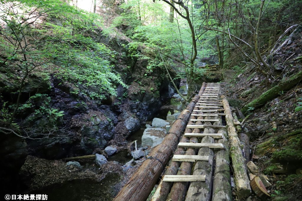 森の中をゆく三段の滝（群馬県南牧村）の遊歩道