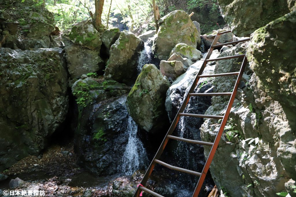 三段の滝（群馬県南牧村）・険しい岩場を登る鉄梯子