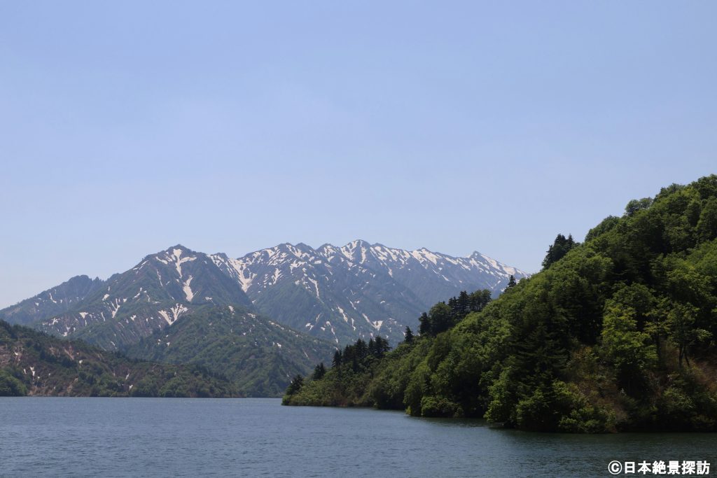 新緑の奥只見湖（新潟県魚沼市）と残雪の荒沢岳