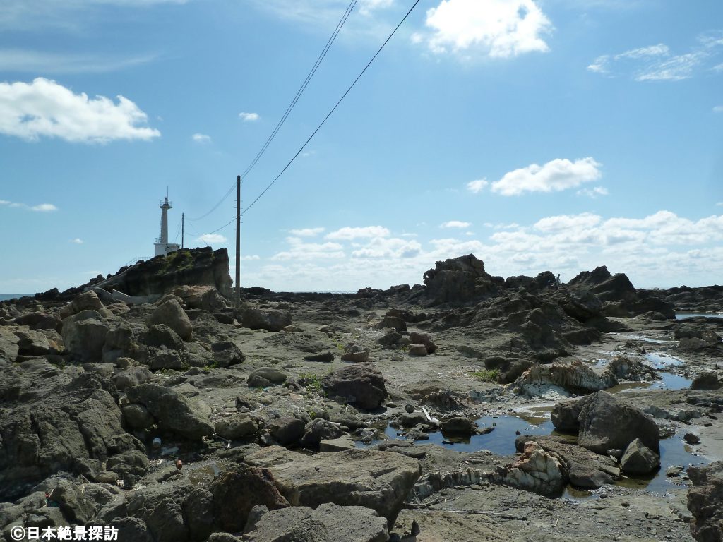 ゴジラ岩（秋田県男鹿市）・岩礁の向こうに建つ塩瀬崎灯台
