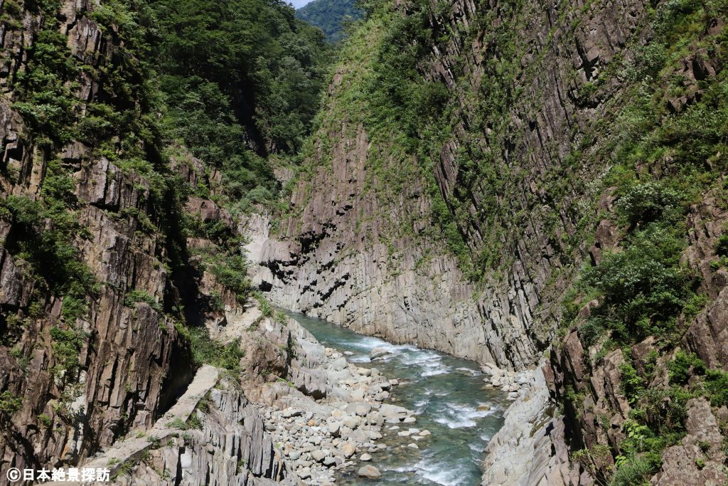 清津峡（新潟県十日町市）・深い峡谷に吸い込まれていく…