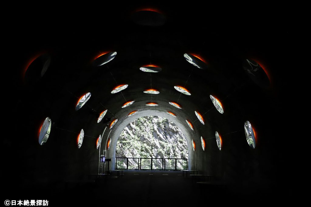 清津峡（新潟県十日町市）・トンネルの中に描かれた小宇宙