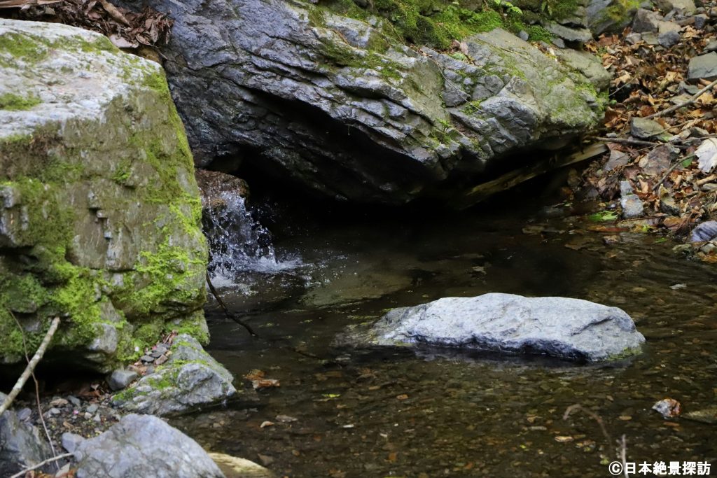 三段の滝（群馬県南牧村）・岩間から流れ出る清水