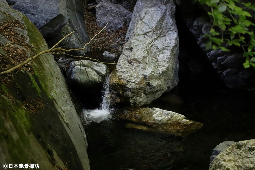 三段の滝（群馬県南牧村）・岩間から流れ出る清水②