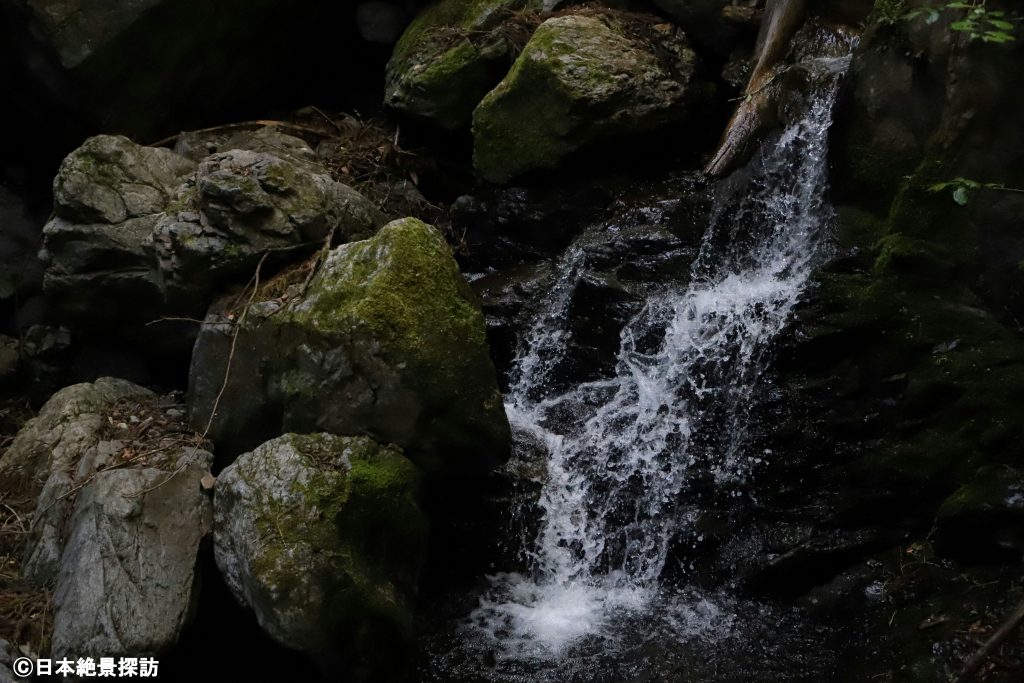 三段の滝（群馬県南牧村）・岩と水しぶき