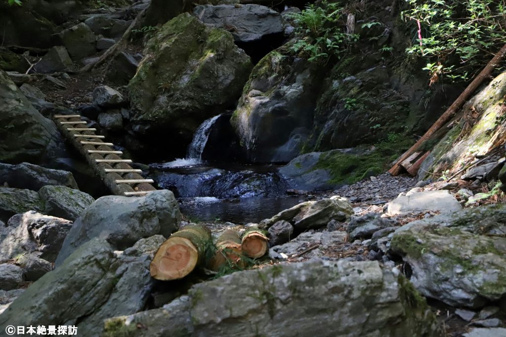 三段の滝（群馬県南牧村）・渓流を渡る木道