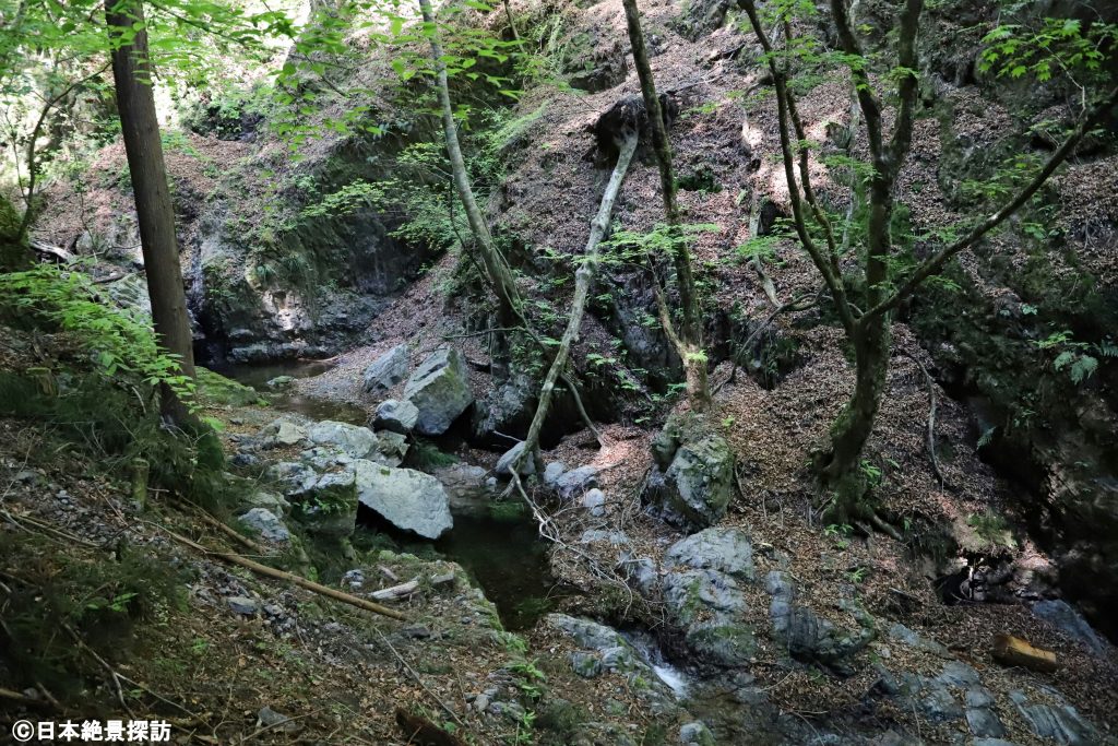 三段の滝（群馬県南牧村）・渓谷を見下ろす