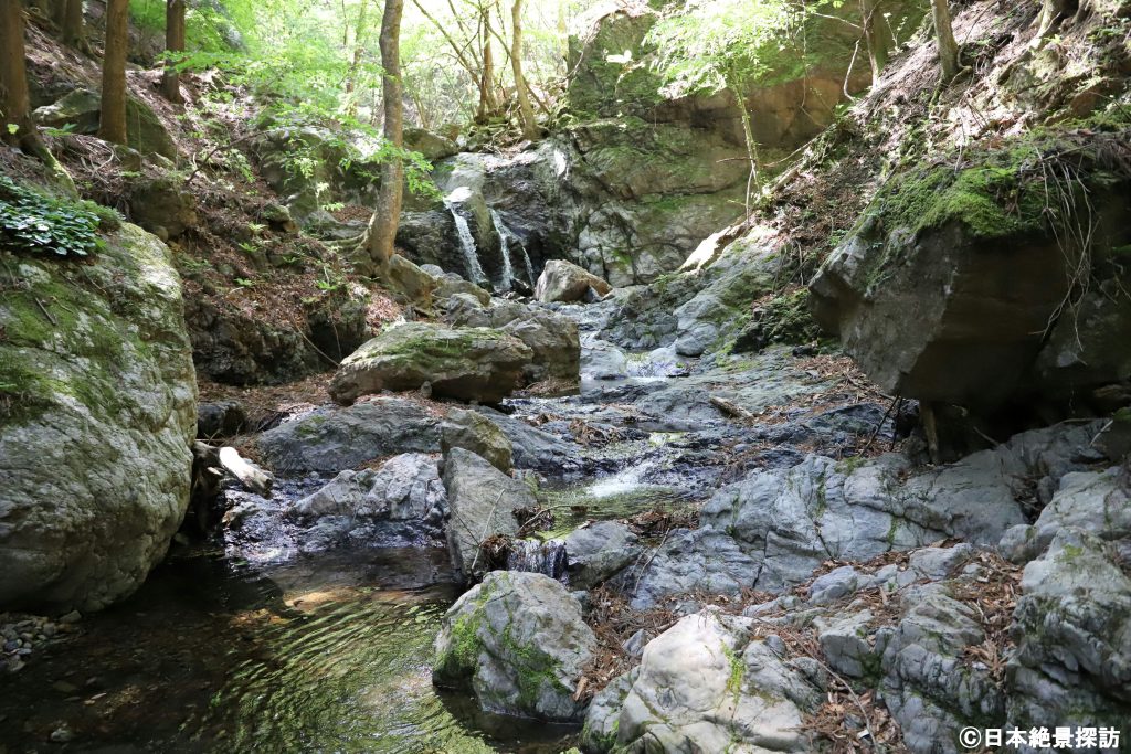 三段の滝（群馬県南牧村）・波打つ沢の水面