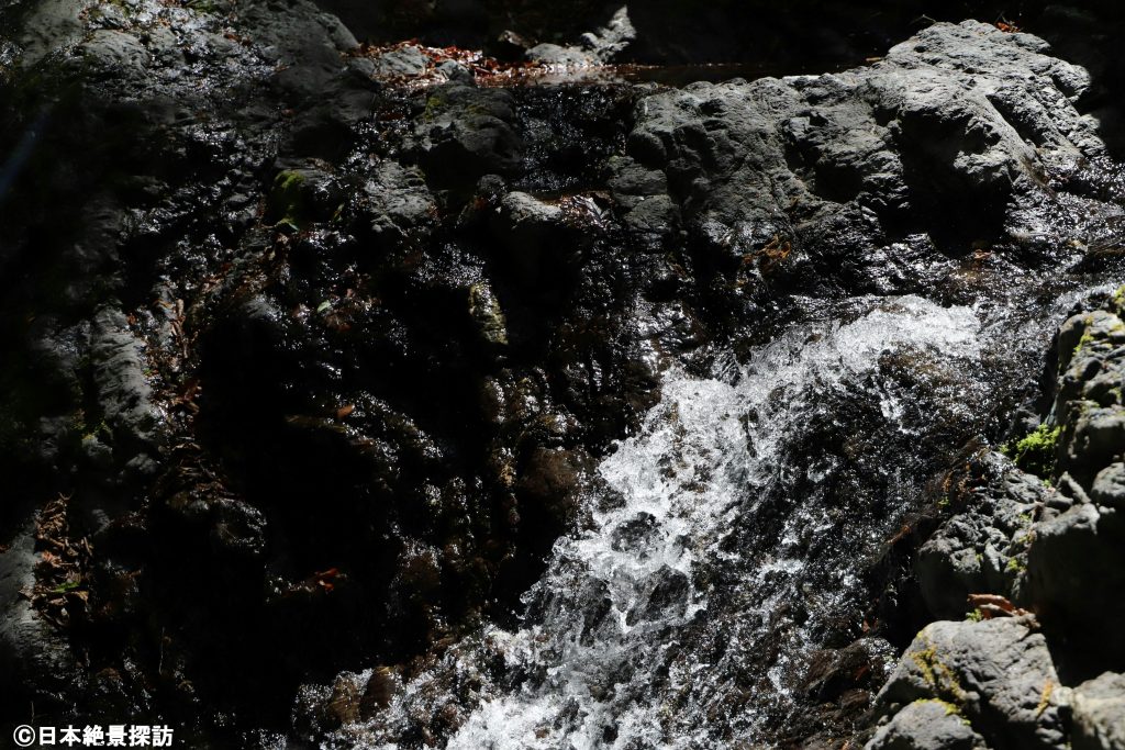 三段の滝（群馬県南牧村）・水の流れをハッキリと
